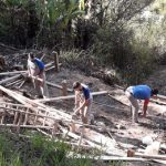 3 homens demolindo casas construídas irregularmente
