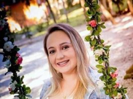 Redes sociais devem excluir imagens de bebê da mãe assassinada em Canelinha flavia godinho mafra em foto grávida sentada em balanço com flores segura um sapatinho de bebê sobre a barriga