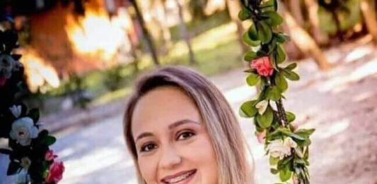 Redes sociais devem excluir imagens de bebê da mãe assassinada em Canelinha flavia godinho mafra em foto grávida sentada em balanço com flores segura um sapatinho de bebê sobre a barriga