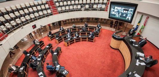 Deputados no plenário da Assembleia Legislativa