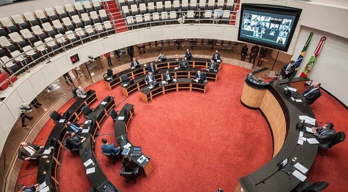 Deputados no plenário da Assembleia Legislativa