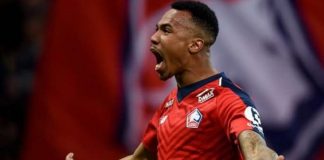 gabriel magalhães usando uniforme do lille comemora de braços abertos