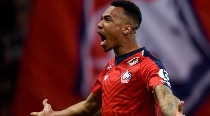 gabriel magalhães usando uniforme do lille comemora de braços abertos