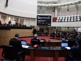 parlamento da ales com alguns deputados