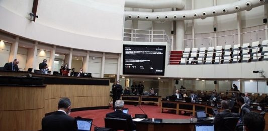 parlamento da ales com alguns deputados