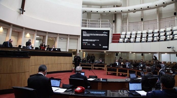 parlamento da ales com alguns deputados