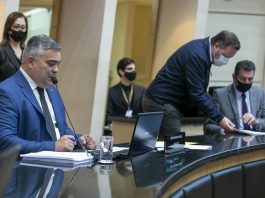 deputado sargento lima fala ao microfone da bancada da alesc com outras pessoas atrás