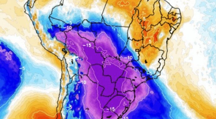 mapa da américa do sul com as linhas dos países com cores em cima de acordo com a temperatura; indicação de frio para o sul do brasil