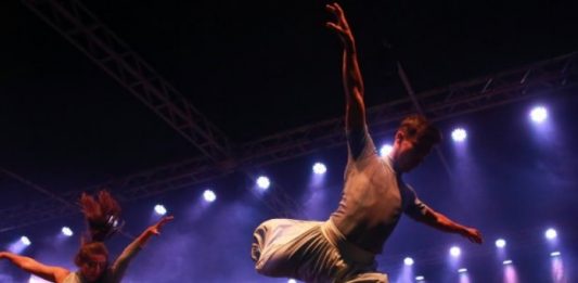 dançarinos pulando no palco