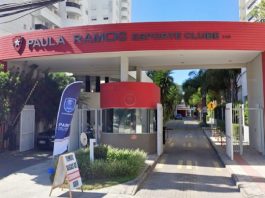 entrada do clube com pórtico sobre guarita e entrada de veículos