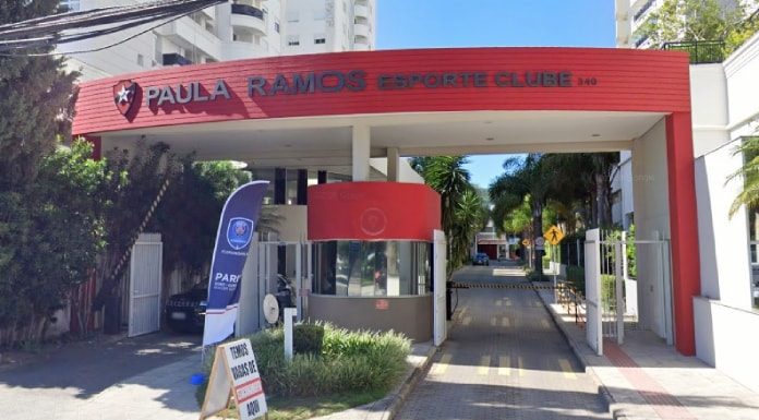 entrada do clube com pórtico sobre guarita e entrada de veículos