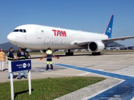 operário sinaliza para taxiamento da aeronave com inscrição latam cargo