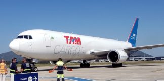 operário sinaliza para taxiamento da aeronave com inscrição latam cargo