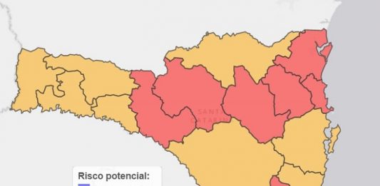 mapa de sc mostrando oito regiões em risco gravíssimo de coronavírus