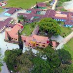 foto aérea do educandário, com árvores em volta