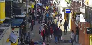pessoas andando de mascaras e roupas de frio no calcadao da rua conselheiro mafra centro florianopolis