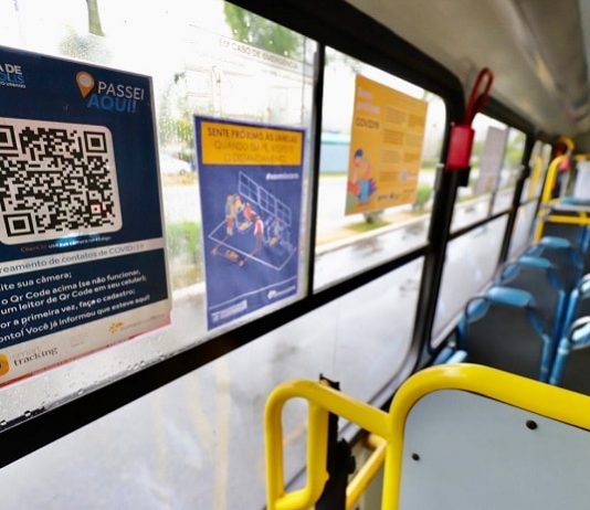 placa com qr code fixada em janela dentro de ônibus
