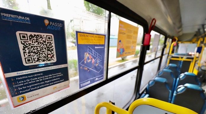 placa com qr code fixada em janela dentro de ônibus
