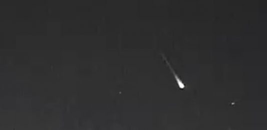 frame do vídeo que mostra pequeno ponto luminoso no céu com uma cauda