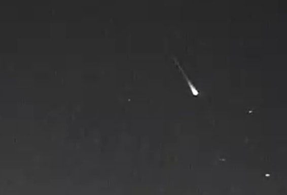 frame do vídeo que mostra pequeno ponto luminoso no céu com uma cauda