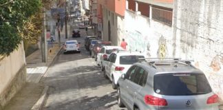 carros estacionados na rua saldanha marinho no centro de florianópolis