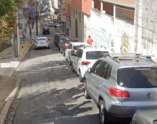 carros estacionados na rua saldanha marinho no centro de florianópolis
