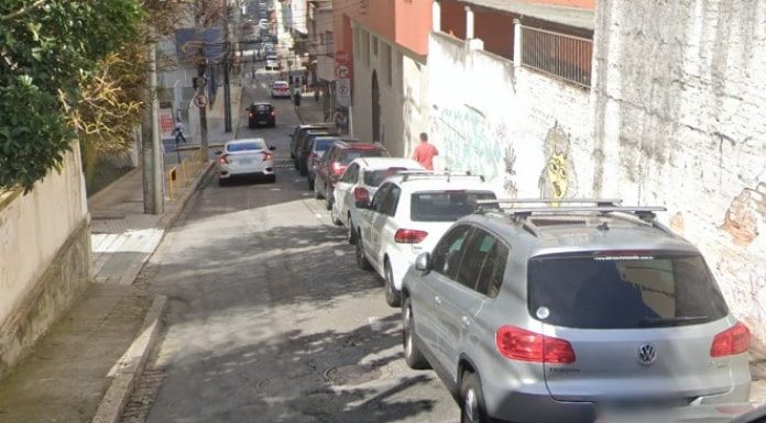 carros estacionados na rua saldanha marinho no centro de florianópolis