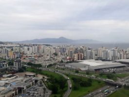 vsita aérea do encontramento da br 101 com a via expresa em são josé; prédios de campinas e kobrasol ao fundo