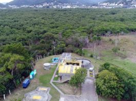 Casan dá início ao maior investimento de saneamento, em Florianópolis foto aérea de estação de tratamento de esgoto ao lado de grande área de mata