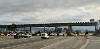 carros chegando no pedágio de tijucas