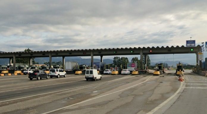 carros chegando no pedágio de tijucas