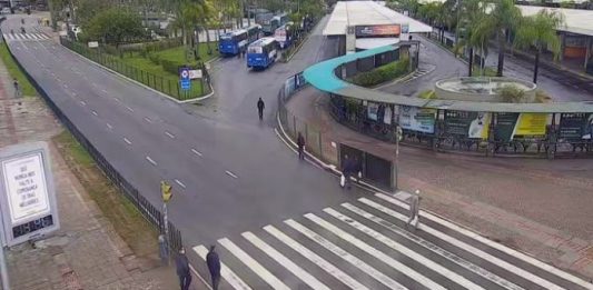 Governo do estado volta a determinar ações regionalizadas contra a Covid-19, sem especificação para o transporte imagem de videomonitoramento sobre caldação e faixas de pedestre em frente ao ticen