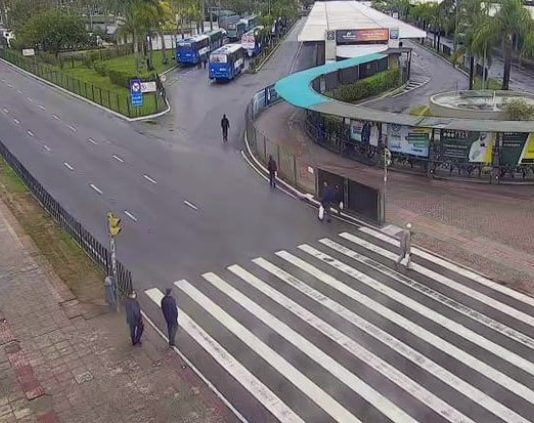imagem de videomonitoramento sobre caldação e faixas de pedestre em frente ao ticen