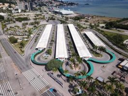terminal de ônibus ticen do centro de florinaópolis visto em foto aérea com quase ninguém