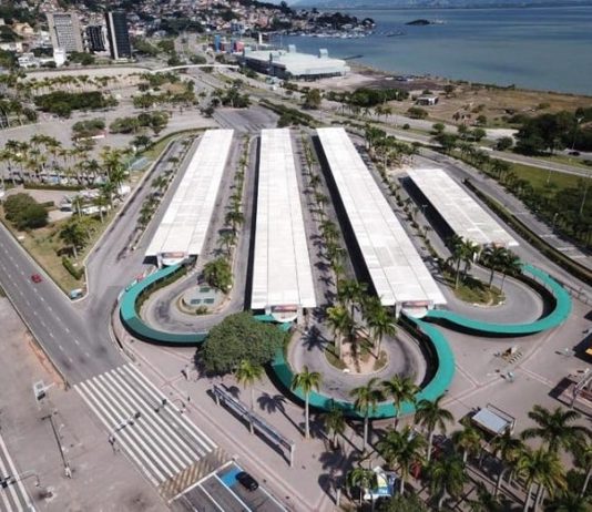 Restrições são prorrogadas em SC em 12 regiões de maior risco para Covid-19 terminal de ônibus ticen do centro de florinaópolis visto em foto aérea com quase ninguém