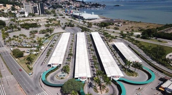 terminal de ônibus ticen do centro de florinaópolis visto em foto aérea com quase ninguém