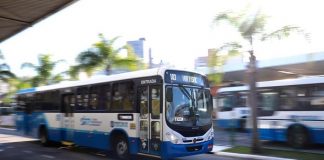 ônibus em velocidade passando pelo ticen