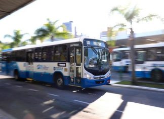 ônibus em velocidade passando pelo ticen