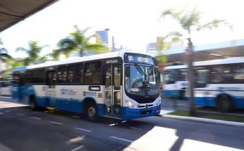ônibus em velocidade passando pelo ticen