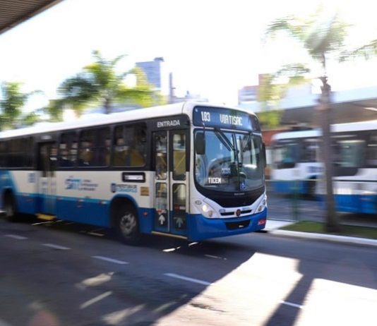 ônibus em velocidade passando pelo ticen