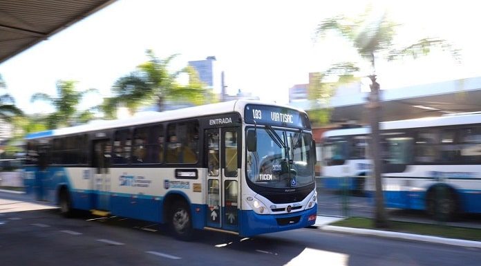 ônibus em velocidade passando pelo ticen