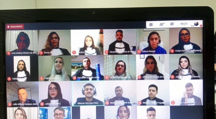 foto de uma tela de notebook onde há transmissão de mais de 20 pessoas, algumas vestidas de beca de formatura