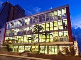 Biblioteca Pública de SC completa 170 anos com debates, shows e concurso fachada da biblioteca de sc iluminada com todas as luzes internas