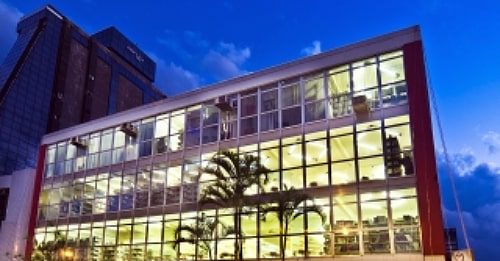 Biblioteca Pública de SC completa 170 anos com debates, shows e concurso fachada da biblioteca de sc iluminada com todas as luzes internas