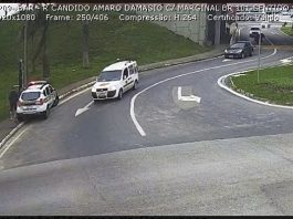 Bombeiro evita furto de bicicleta em estacionamento de loja em São José imagem de câmera de segurança do trevo de barreiros onde há viatura da pm sobre calçada, com policias e outros homens ao lado; carro passando