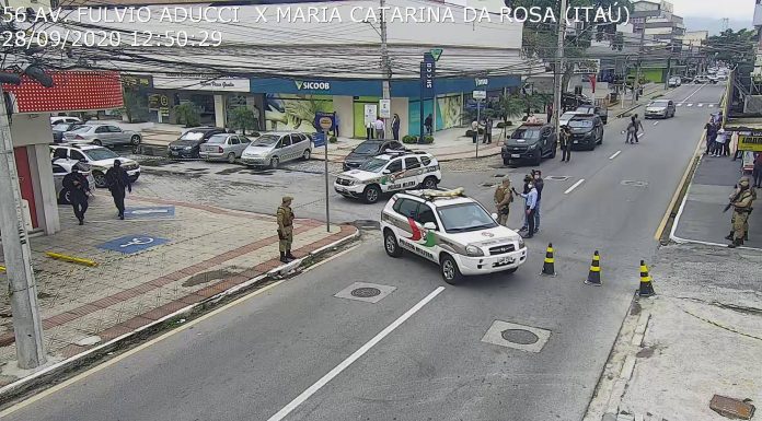 viatura tucson da pm bloqueando avenida com cones e outra viatura ao lado com policiais