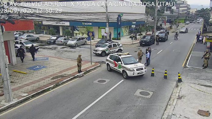 viatura tucson da pm bloqueando avenida com cones e outra viatura ao lado com policiais