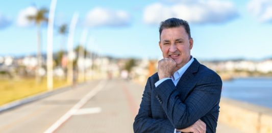 Luizinho da Regional (PSDB) apresenta suas propostas para São José luizinho posa para a foto com braços cruzados e mão no rosto no calçadão da beira-mar de são josé