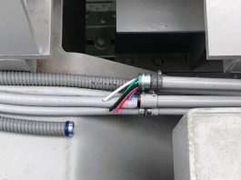 cabos saindo de tubulação cortados