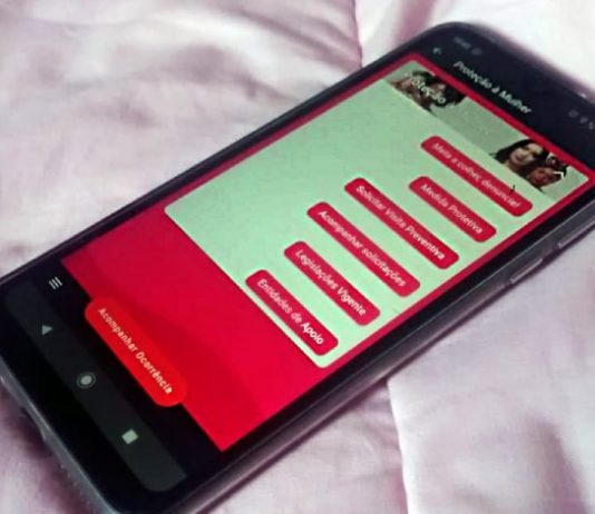 aplicativo pmsc aberto na tela de celular sobre cama; tela mostra sessão de proteção à mulher